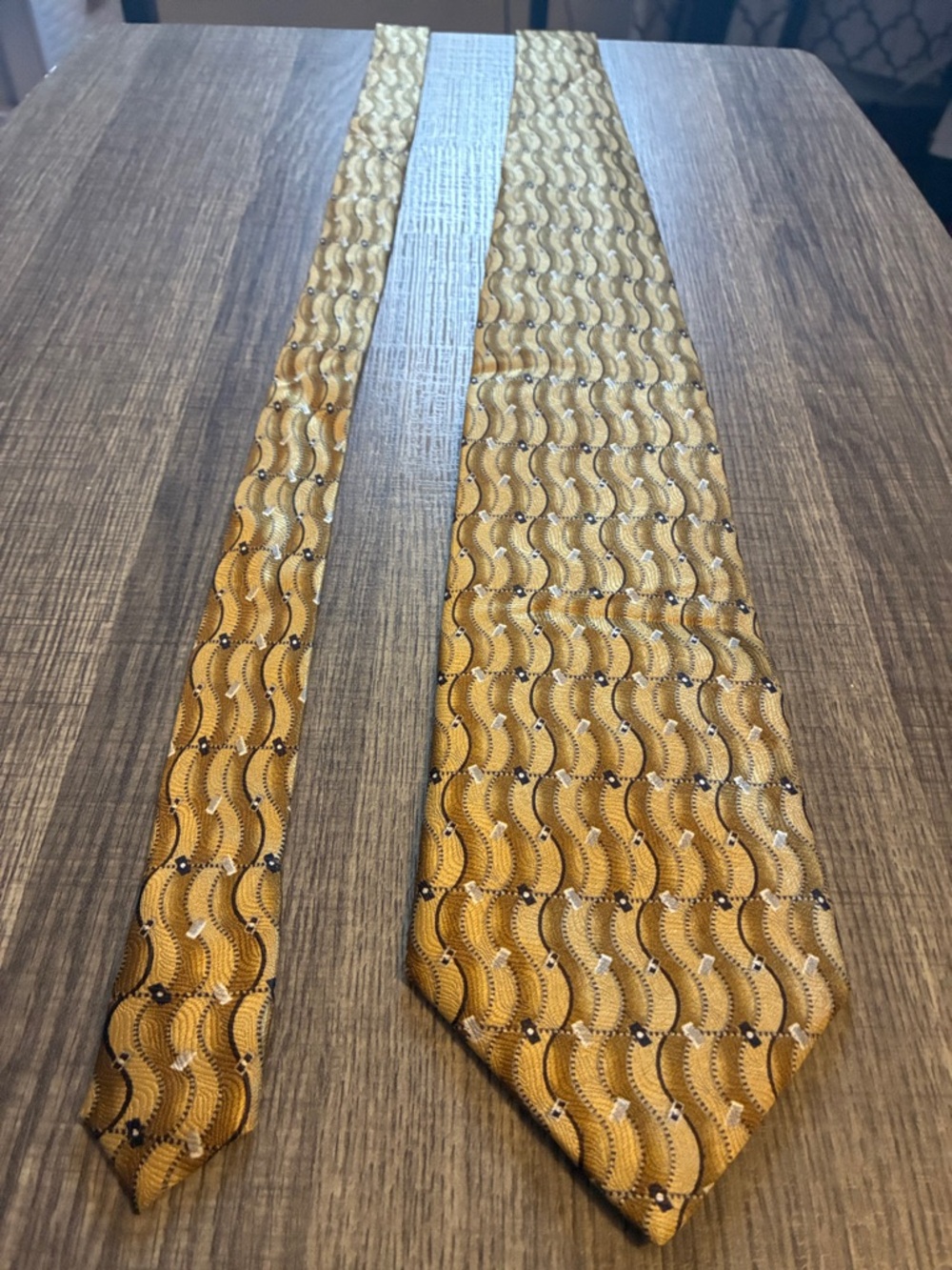 Johnston & Murphy Gold Wave Pattern Silk Tie